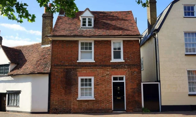 Sell my house fast Coventry – traditional brick houses on an English street