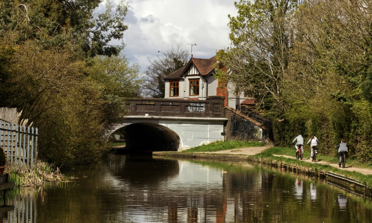 The Coventry Canal passing through Nuneaton